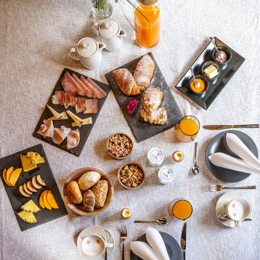 Bauernhoffrühstück in der traditionellen Bauernstube